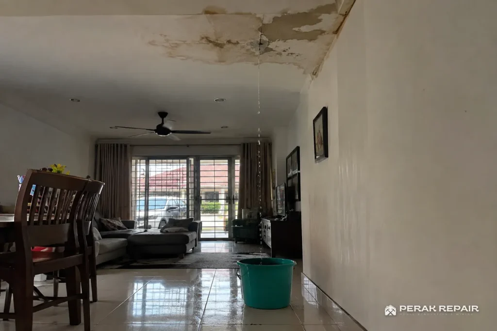 Siling rumah bocor akibat bumbung rosak