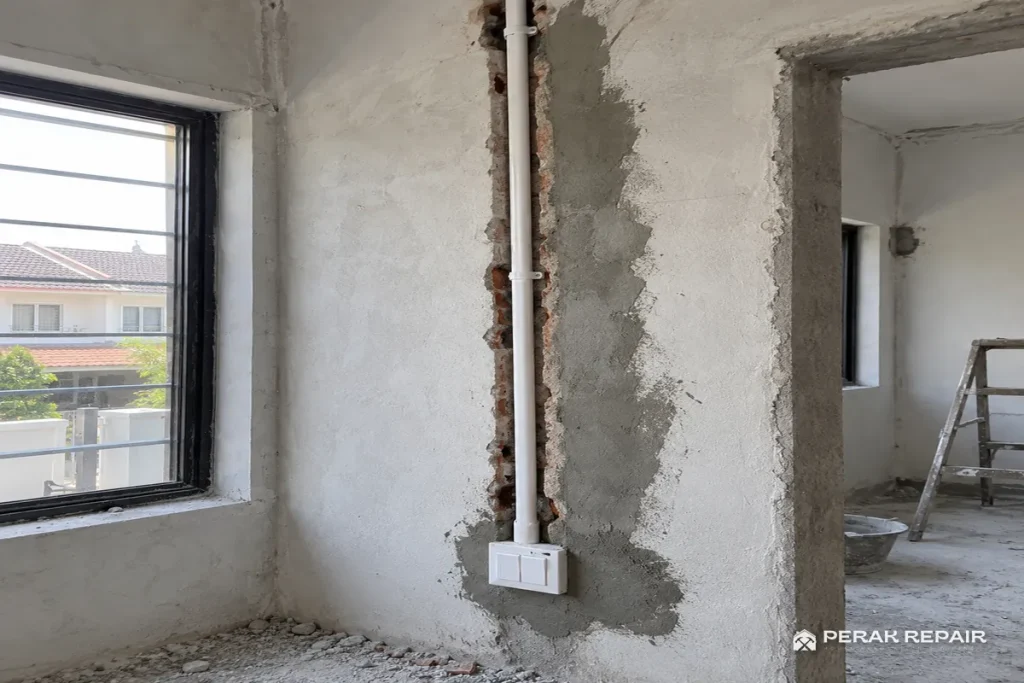 Alur dinding ditebuk untuk tanam conduit wayar elektrik rumah teres Ipoh